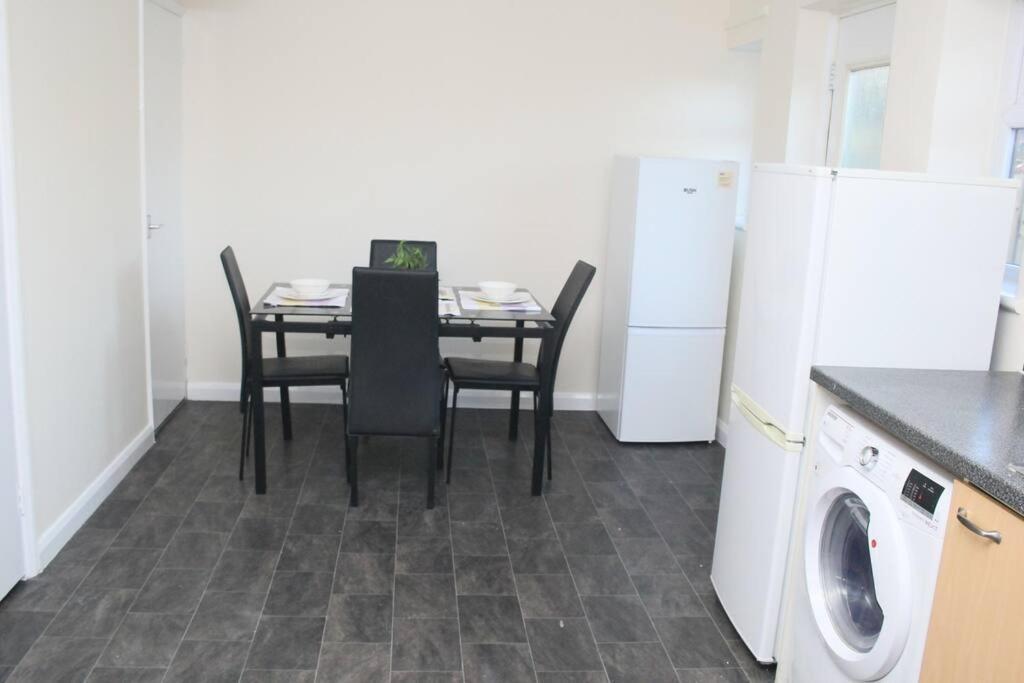 Contractor'S Haven- 4-Bedroom House With Free Parking, Super Fast Wifi, Fran Properties In Aylesbury, Pets Are Welcome! Aylesbury  Eksteriør billede